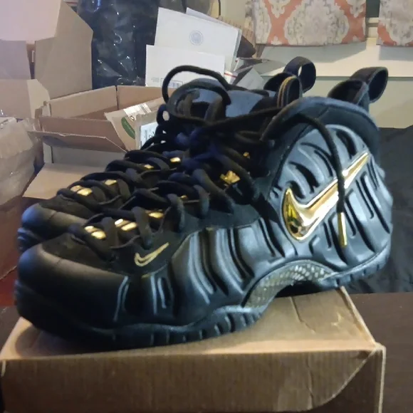 Nike Air Foamposite Pro (2018) Black Metallic Gold Mens 9 Womens 10.5 EUC - Picture 2 of 10
